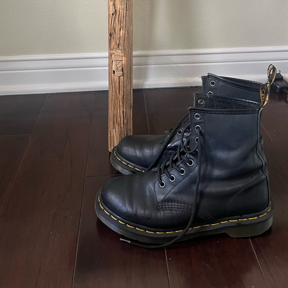 Dr. Martens 1460 black lace up